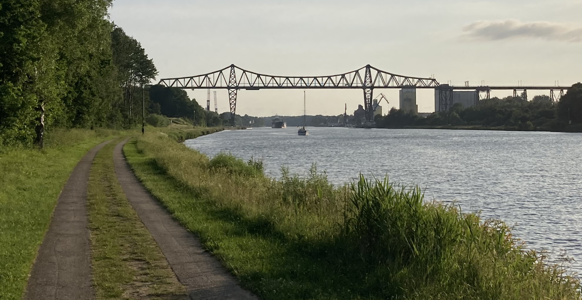 Nord-Ostsee-Kanal mit der Rendsburger Eisenbahnhochbrücke